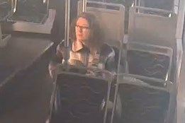 Zapomenutá brašna s elektronikou z tramvaje zmizela. Policie hledá svědka z kamerových záznamů