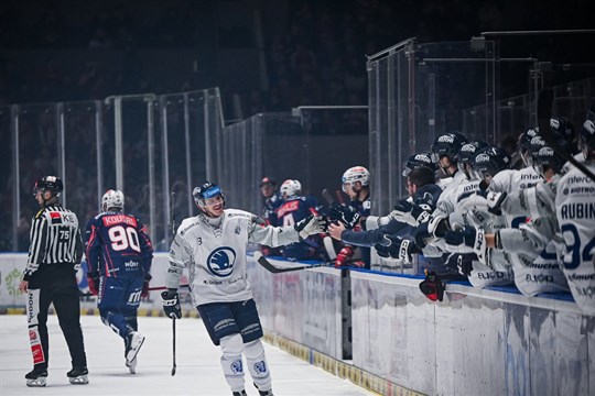 Hokejisté Plzně vezou dva body z Pardubic, cennou výhru trefil v prodloužení Teplý