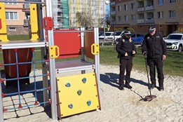 Bezpečná hřiště ve Františkových Lázních: Strážníci s detektory kovů hledali nebezpečné předměty